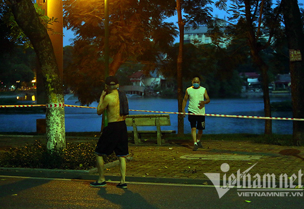 Hanoians do morning exercise at midnight to dodge inspectors