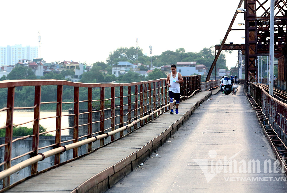 'Né' lực lượng kiểm tra, người dân Hà Nội tập thể dục lúc 3 giờ sáng