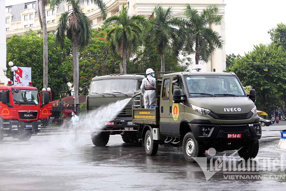 Hà Nội phun khử khuẩn quanh hồ Gươm và 10 phường phố cổ