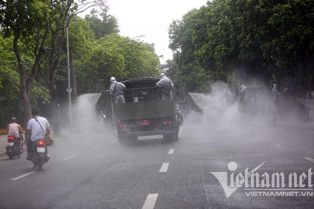 Hà Nội phun khử khuẩn quanh hồ Gươm và 10 phường phố cổ