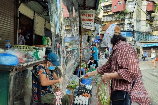 Chợ đầu tiên ở Hà Nội dùng tấm chắn nilon phòng Covid-19