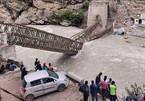 Khoảnh khắc lở đất đánh sập cầu ở Ấn Độ, nhiều người tử nạn