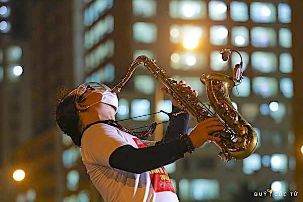 Lời ca, tiếng saxophone và nước mắt khán giả những ngày giãn cách