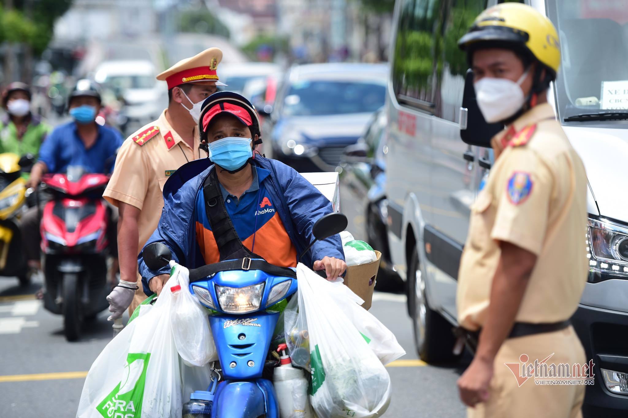 Đầu tuần, TP.HCM nhắc nhở nhiều người ra đường vì lý do không chính đáng