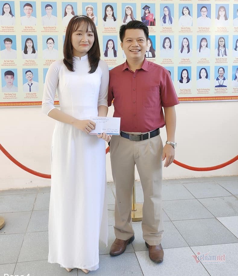 Thầy Phan Khắc Nghệ Thưởng Nóng Cho Nữ Thủ Khoa Khối B 30 Điểm