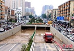 Hình ảnh nước mưa nhấn chìm đường hầm dài 2km ở Trung Quốc