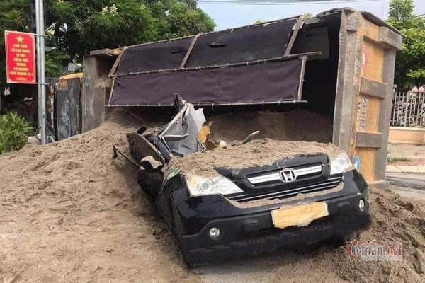 Xe tải lật đè, tài xế ô tô bới cát chui ra