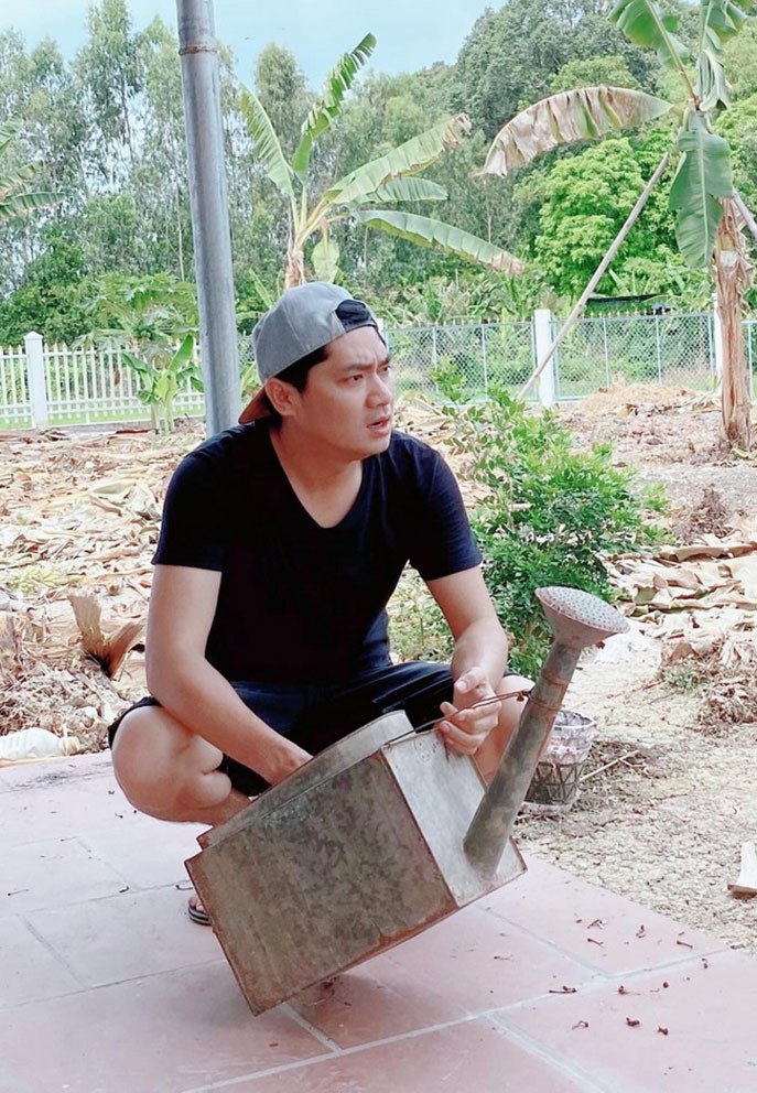 Minh Luân về quê chăm mảnh vườn 2.000 m2 trong mùa dịch