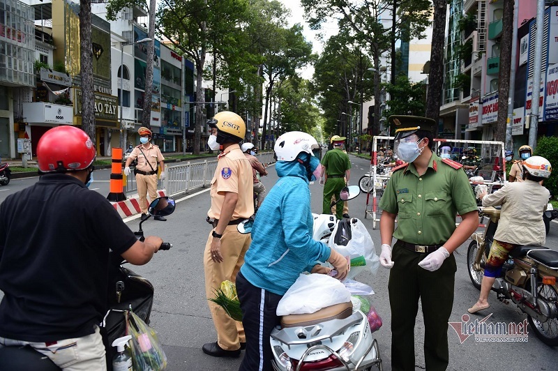 Nhóm đối tượng nào ở TP.HCM được ra đường sau 18h