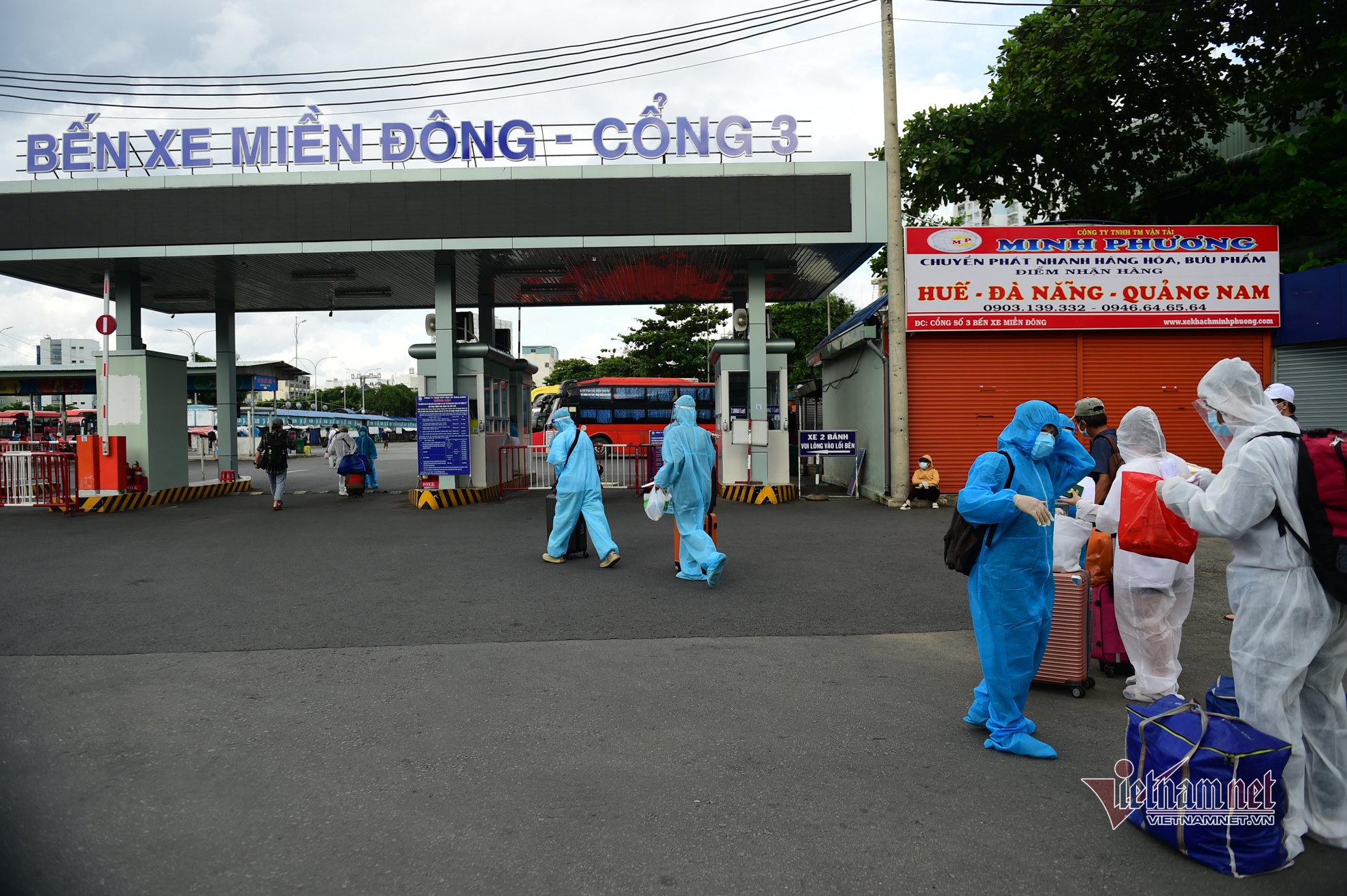 Ánh mắt đỏ hoe khi được đi xe miễn phí từ TP.HCM về quê tránh dịch