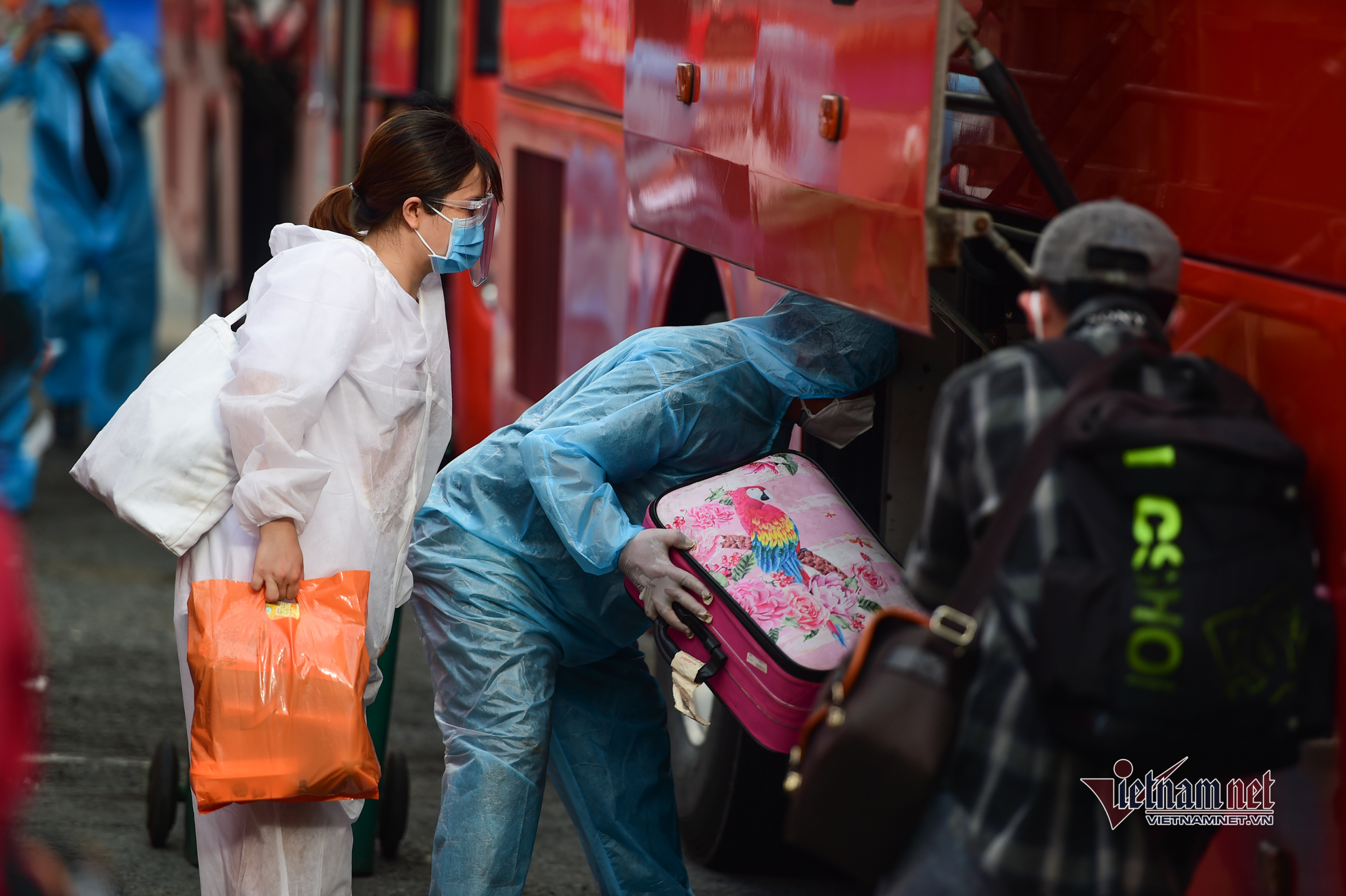 Ánh mắt đỏ hoe khi được đi xe miễn phí từ TP.HCM về quê tránh dịch