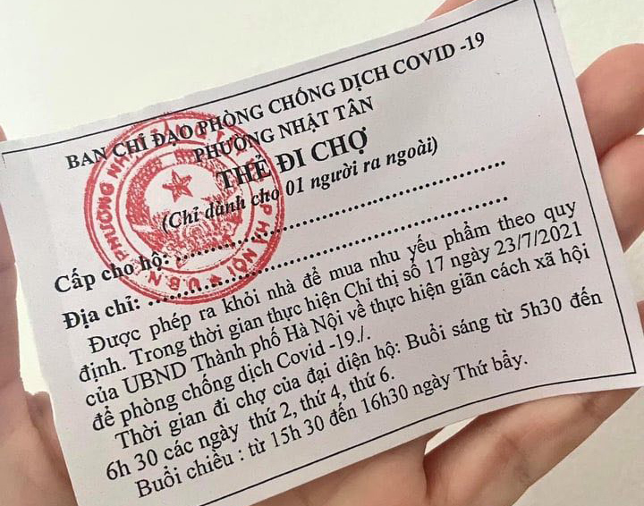 Quận đầu tiên ở Hà Nội phát thẻ đi chợ cho người dân