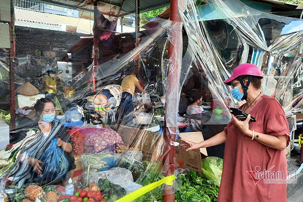 Quận đầu tiên ở Hà Nội phát thẻ đi chợ cho người dân