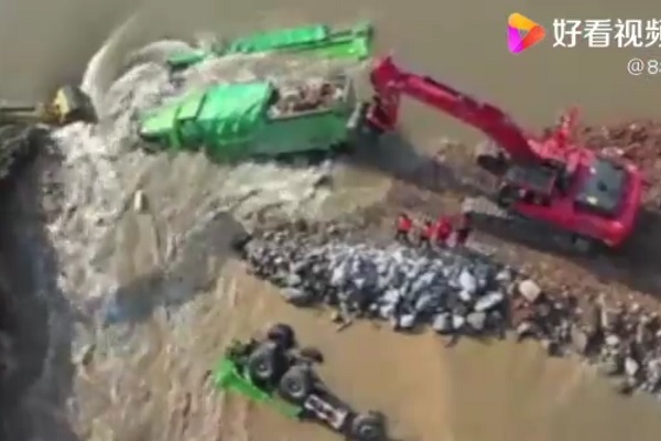 Kè sông Trung Quốc bị nứt vỡ, hàng nghìn người bị đe dọa tính mạng