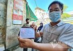 Bên trong khu chợ đầu tiên người dân phải xuất trình thẻ ở Hà Nội