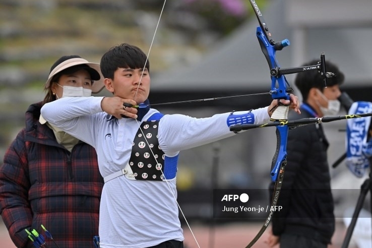 Thần đồng bắn cung 17 tuổi vượt kỷ lục gia thế giới giành Huy chương Vàng Olympic