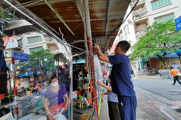 Chợ làng ngày giãn cách