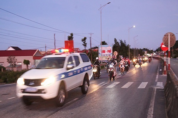 Tiếp tế đồ ăn, bố trí xe dẫn đoàn người đi xe máy từ vùng dịch rời Hà Tĩnh an toàn