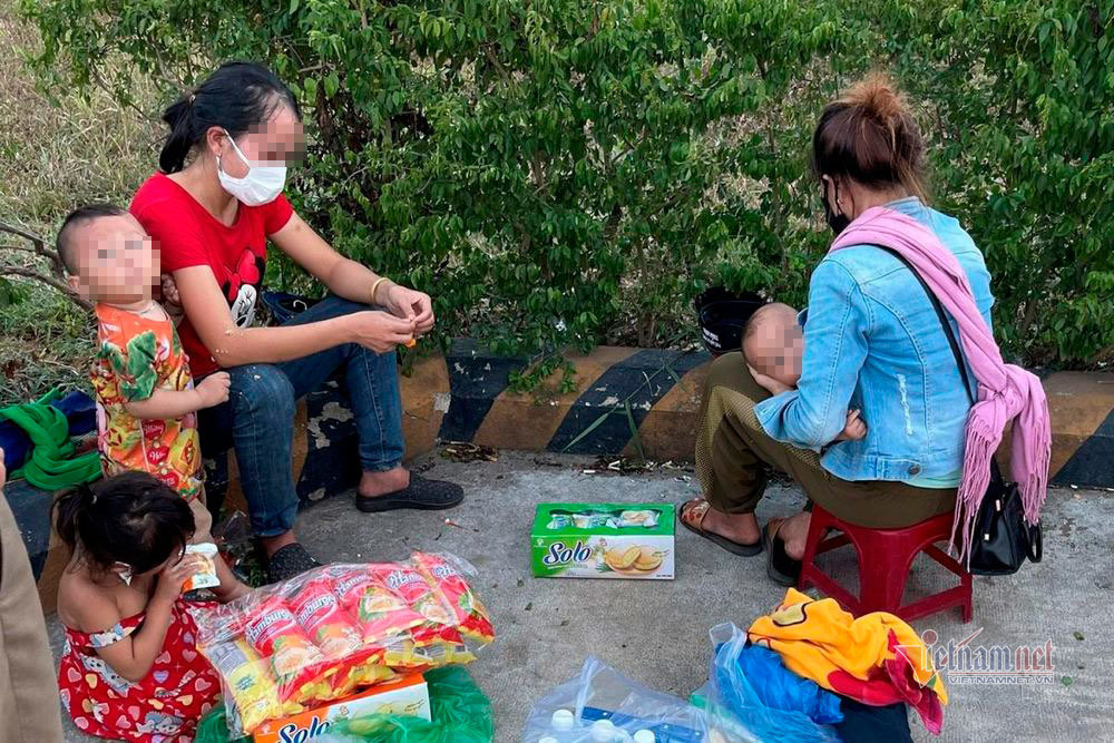 Hai người phụ nữ và 3 cháu nhỏ bị chồng 'bỏ quên' đã lên tàu về quê