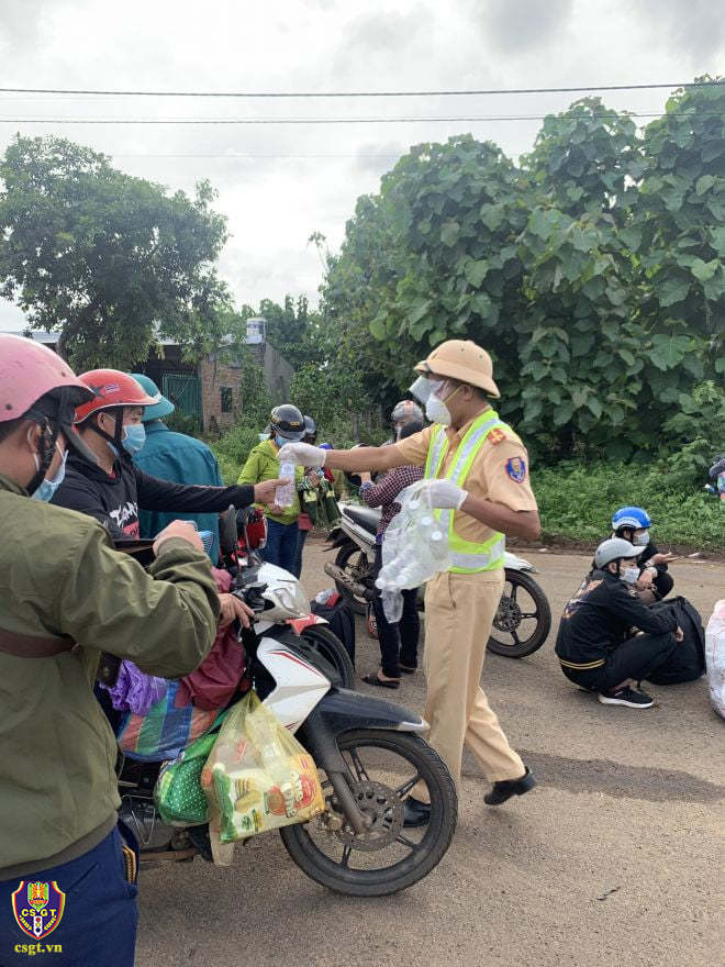 CSGT Gia Lai dẫn đường, phát xăng cho người dân đi từ phía Nam