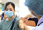 Người Hà Nội xếp hàng chờ tiêm vắc xin, chiến dịch tiêm chủng lớn nhất bắt đầu