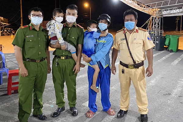 Đi tìm cha, hai bé trai lạc đường giữa đêm được công an giúp đỡ