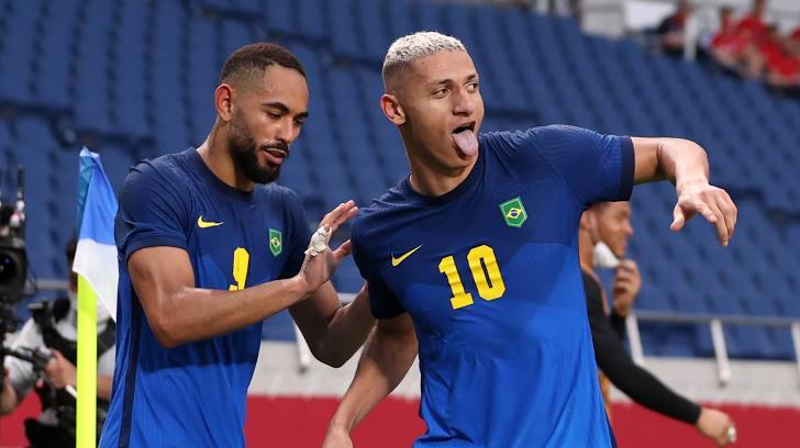 Richarlison lập cú đúp, Brazil vào tứ kết với ngôi đầu bảng