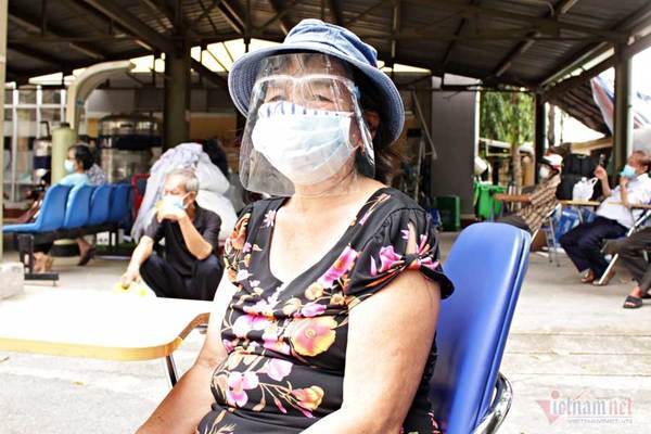 Người cao tuổi, nhiều bệnh nền ở TP.HCM vui mừng vì được tiêm vắc xin phòng Covid-19