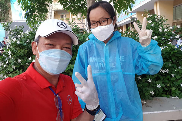 Nữ sinh Sài Gòn theo bố đi chống dịch