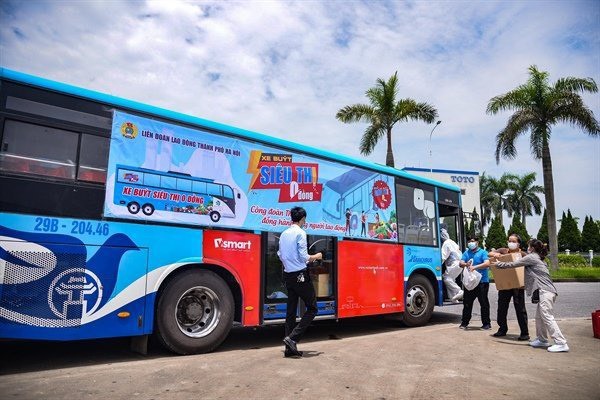'Xe buýt siêu thị 0 đồng' phục vụ hơn 1.700 công nhân ở Hà Nội
