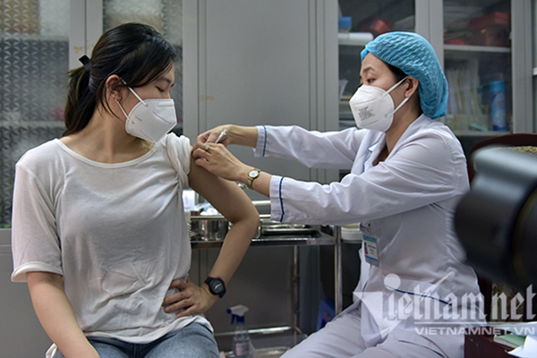 Hanoi begins largest Covid-19 vaccination campaign