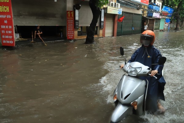 Mưa lớn gây ngập cục bộ ở Hà Nội, người dân bì bõm về nhà