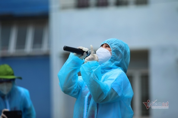 Bệnh nhân đông đảo cổ vũ Phương Thanh, Lê Minh hát dưới mưa