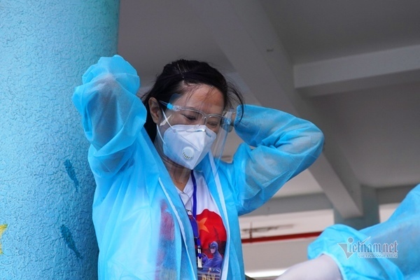 Bệnh nhân đông đảo cổ vũ Phương Thanh, Lê Minh hát dưới mưa
