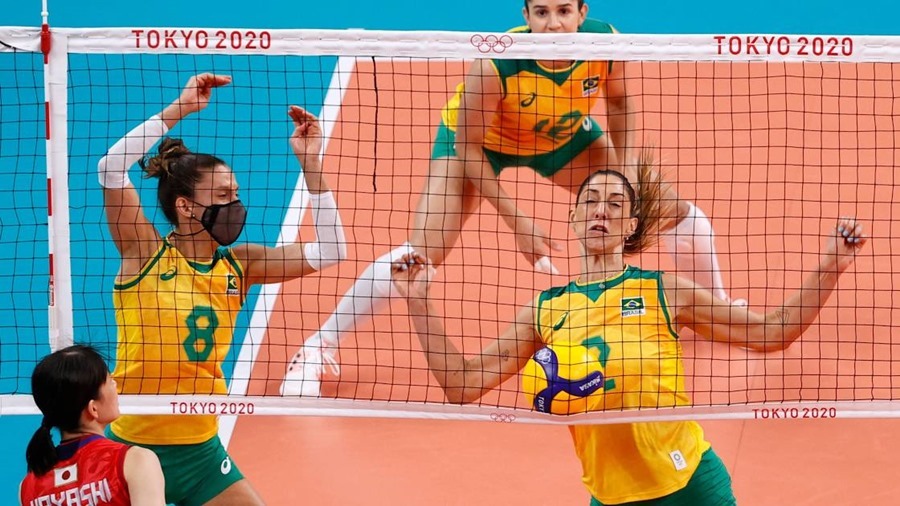 Nữ VĐV bóng chuyền Brazil vừa thi đấu vừa...đeo khẩu trang