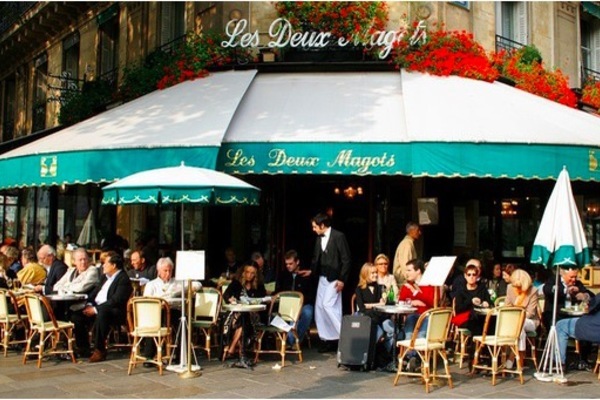 Xe điên lao vào quán cà phê ở Paris, làm nhiều người bị thương