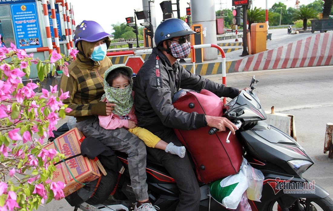 Những ân tình trải dài suốt hành trình 1.000km về quê bằng xe máy