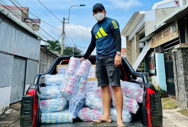 Giám đốc ở Đồng Nai tặng băng vệ sinh cho chị em trong khu phong tỏa
