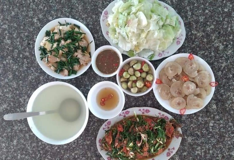 Mâm cơm ngày giãn cách: Đủ đầy hay sơ sài, ăn cùng nhau là điều may mắn nhất