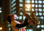 Singers perform in HCM City quarantine zones to inspire residents, frontline workers