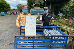 Traffic police lead thousands of people home