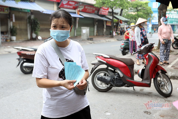 Hà Nội: Cầm thẻ, căn giờ, bịt kín ra chợ, mua nhanh về liền