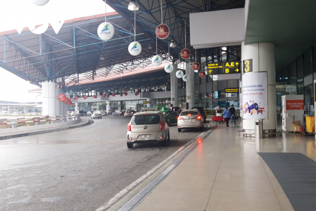 Nhiều lái xe từ chối chở khách đến Nội Bài vì sợ bị cách ly tập trung
