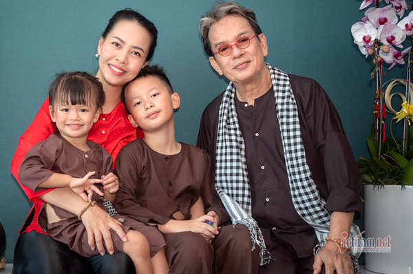 Nhạc sĩ Đức Huy và vợ kém 44 tuổi: Có gì ăn nấy, sống 'nghèo mà vui'