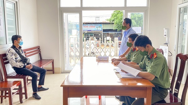 Người đàn ông bị phạt 5 triệu vì lên mạng xúc phạm lực lượng chống dịch