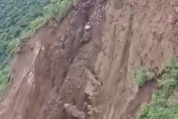 Xem khoảnh khắc núi lở, sập đường kinh hoàng ở Ấn Độ