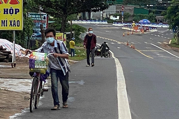 Nhiều người giúp đỡ 2 anh em đi bộ từ Bình Dương về Đắk Lắk tránh dịch