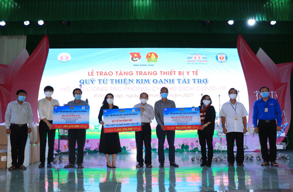 Kim Oanh Group tặng Long An, Đồng Tháp 12 máy thở, vật tư y tế chống dịch