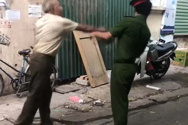 Cụ ông đánh trung úy công an bị phạt 2 triệu đồng