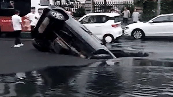 'Hố tử thần' đột ngột xuất hiện trên phố nuốt chửng ô tô
